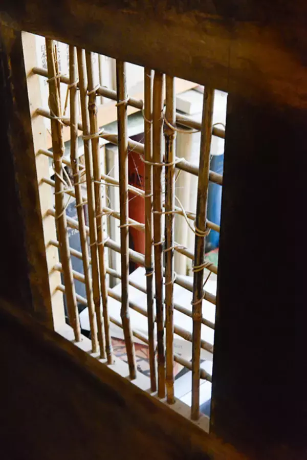 「パリの美術修復家がセルフリノベした43平米アパルトマンが素敵すぎる！ ”道端で拾ったもの”で自作した「侘び寂び」空間　パリの暮らしとインテリア[21]」の画像