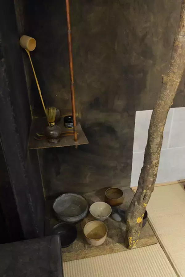 「パリの美術修復家がセルフリノベした43平米アパルトマンが素敵すぎる！ ”道端で拾ったもの”で自作した「侘び寂び」空間　パリの暮らしとインテリア[21]」の画像