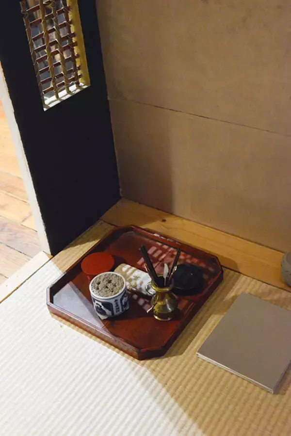 「パリの美術修復家がセルフリノベした43平米アパルトマンが素敵すぎる！ ”道端で拾ったもの”で自作した「侘び寂び」空間　パリの暮らしとインテリア[21]」の画像