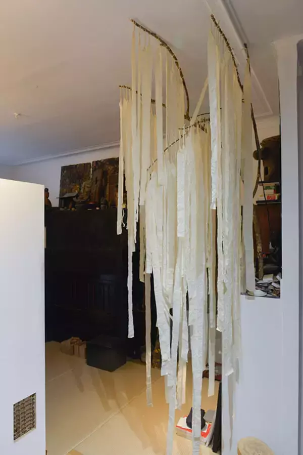 「パリの美術修復家がセルフリノベした43平米アパルトマンが素敵すぎる！ ”道端で拾ったもの”で自作した「侘び寂び」空間　パリの暮らしとインテリア[21]」の画像