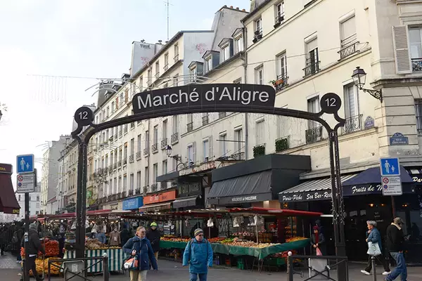 「パリの美術修復家がセルフリノベした43平米アパルトマンが素敵すぎる！ ”道端で拾ったもの”で自作した「侘び寂び」空間　パリの暮らしとインテリア[21]」の画像