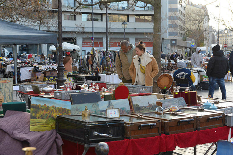 パリの美術修復家がセルフリノベした43平米アパルトマンが素敵すぎる！ ”道端で拾ったもの”で自作した「侘び寂び」空間　パリの暮らしとインテリア[21]