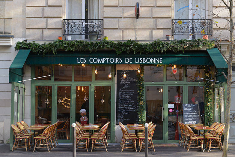 パリの美術修復家がセルフリノベした43平米アパルトマンが素敵すぎる！ ”道端で拾ったもの”で自作した「侘び寂び」空間　パリの暮らしとインテリア[21]