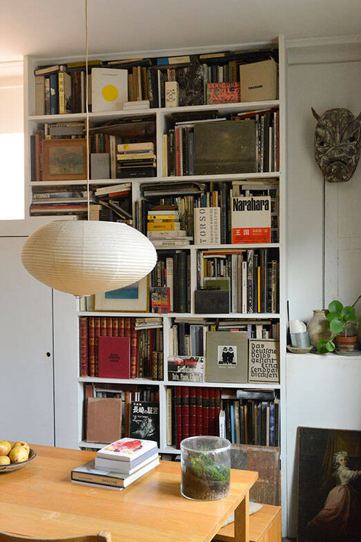 パリの美術修復家がセルフリノベした43平米アパルトマンが素敵すぎる！ ”道端で拾ったもの”で自作した「侘び寂び」空間　パリの暮らしとインテリア[21]