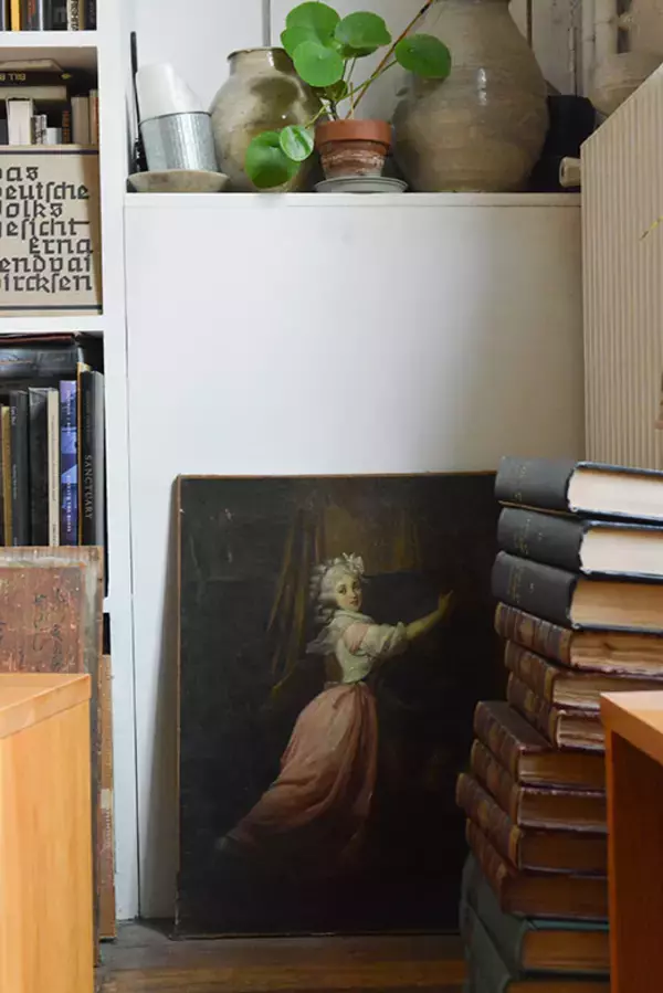 「パリの美術修復家がセルフリノベした43平米アパルトマンが素敵すぎる！ ”道端で拾ったもの”で自作した「侘び寂び」空間　パリの暮らしとインテリア[21]」の画像