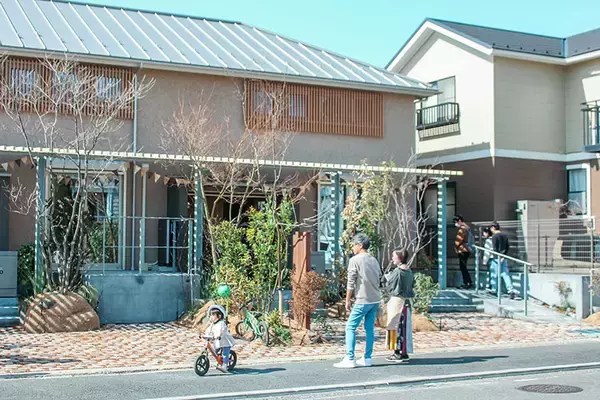 「駅徒歩20分の賃貸住宅でも“あえて”選びたくなる理由。「超高断熱」×「小さなお店が開ける家」の狙い　店舗兼用住宅・横浜市「榧日（ひび）」」の画像