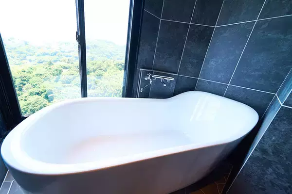 「テック系夫妻が「築60年超・温泉付き中古マンション」を購入した理由。400万円の物件をリノベで”最高のリモートワーク拠点”を実現　mochikoAsTechさん」の画像