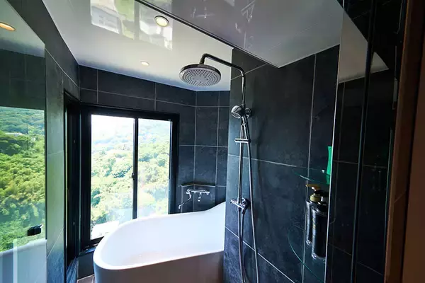 「テック系夫妻が「築60年超・温泉付き中古マンション」を購入した理由。400万円の物件をリノベで”最高のリモートワーク拠点”を実現　mochikoAsTechさん」の画像