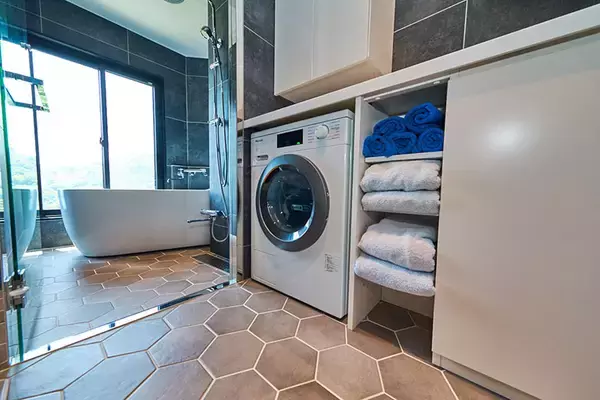 「テック系夫妻が「築60年超・温泉付き中古マンション」を購入した理由。400万円の物件をリノベで”最高のリモートワーク拠点”を実現　mochikoAsTechさん」の画像