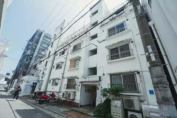 「廃墟寸前の築67年賃貸が満室＆アートの発信地に大変身！ 国の登録有形文化財にも　福岡「冷泉荘」」の画像