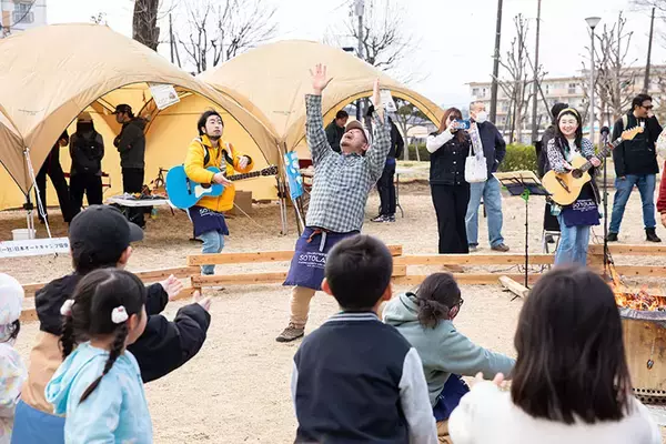 「築60年”昭和マンモス団地”で「1泊避難体験」。震災きっかけに11年続く防災イベントが好評！ 子ども集まる駄菓子屋など団地内商店街に活気も　町田山崎団地（東京）」の画像