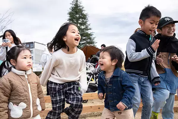 「築60年”昭和マンモス団地”で「1泊避難体験」。震災きっかけに11年続く防災イベントが好評！ 子ども集まる駄菓子屋など団地内商店街に活気も　町田山崎団地（東京）」の画像