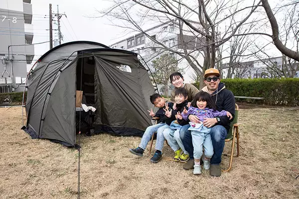 「築60年”昭和マンモス団地”で「1泊避難体験」。震災きっかけに11年続く防災イベントが好評！ 子ども集まる駄菓子屋など団地内商店街に活気も　町田山崎団地（東京）」の画像
