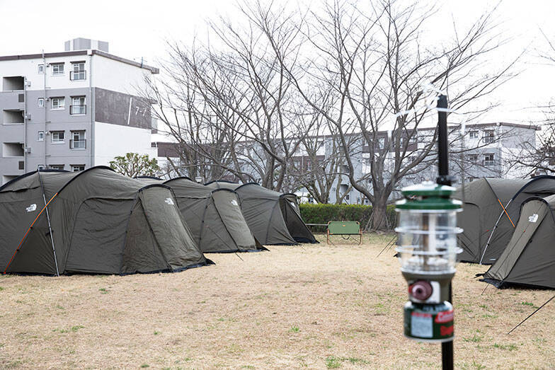 築60年”昭和マンモス団地”で「1泊避難体験」。震災きっかけに11年続く防災イベントが好評！ 子ども集まる駄菓子屋など団地内商店街に活気も　町田山崎団地（東京）