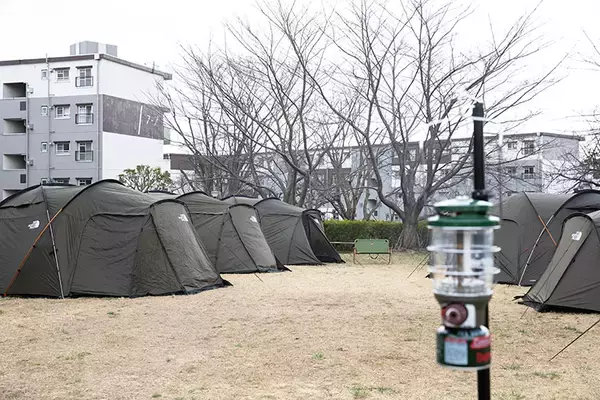 「築60年”昭和マンモス団地”で「1泊避難体験」。震災きっかけに11年続く防災イベントが好評！ 子ども集まる駄菓子屋など団地内商店街に活気も　町田山崎団地（東京）」の画像