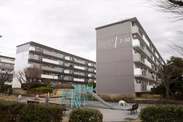 「築60年”昭和マンモス団地”で「1泊避難体験」。震災きっかけに11年続く防災イベントが好評！ 子ども集まる駄菓子屋など団地内商店街に活気も　町田山崎団地（東京）」の画像