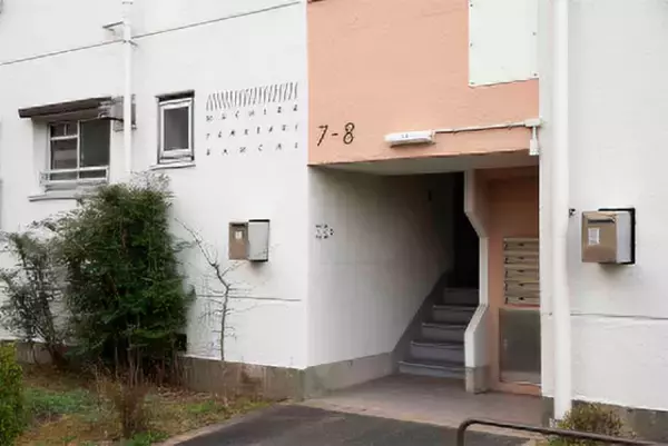 「築60年”昭和マンモス団地”で「1泊避難体験」。震災きっかけに11年続く防災イベントが好評！ 子ども集まる駄菓子屋など団地内商店街に活気も　町田山崎団地（東京）」の画像