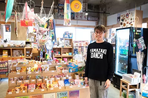 「築60年”昭和マンモス団地”で「1泊避難体験」。震災きっかけに11年続く防災イベントが好評！ 子ども集まる駄菓子屋など団地内商店街に活気も　町田山崎団地（東京）」の画像