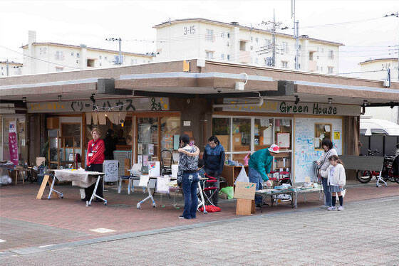 築60年”昭和マンモス団地”で「1泊避難体験」。震災きっかけに11年続く防災イベントが好評！ 子ども集まる駄菓子屋など団地内商店街に活気も　町田山崎団地（東京）
