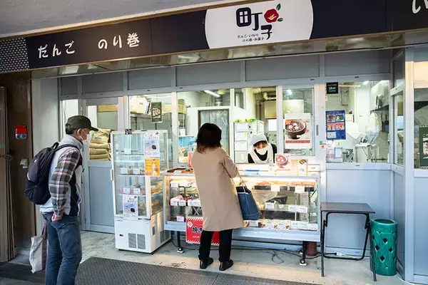 「築60年”昭和マンモス団地”で「1泊避難体験」。震災きっかけに11年続く防災イベントが好評！ 子ども集まる駄菓子屋など団地内商店街に活気も　町田山崎団地（東京）」の画像