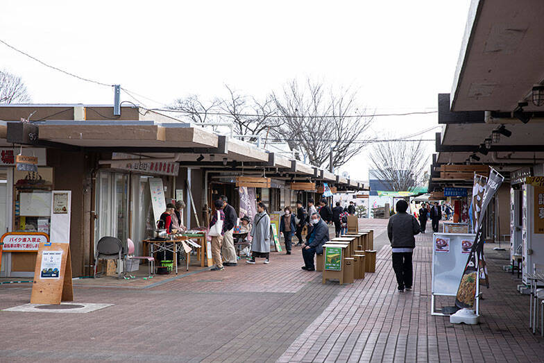 築60年”昭和マンモス団地”で「1泊避難体験」。震災きっかけに11年続く防災イベントが好評！ 子ども集まる駄菓子屋など団地内商店街に活気も　町田山崎団地（東京）