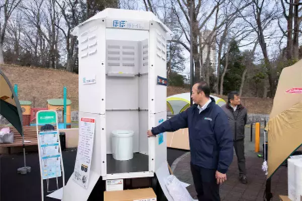 「築60年”昭和マンモス団地”で「1泊避難体験」。震災きっかけに11年続く防災イベントが好評！ 子ども集まる駄菓子屋など団地内商店街に活気も　町田山崎団地（東京）」の画像