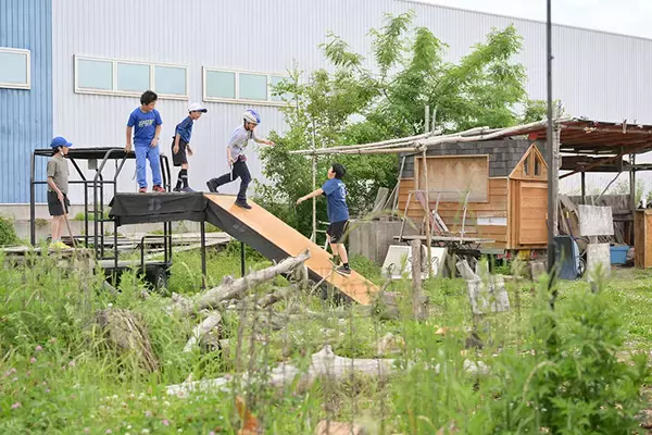 「”移住者の孤立”を救った「遊具ナシ・焚火OKの小さな広場」。土ならしから手作りした「みよたの広場」が素敵すぎた　長野・御代田町」の画像