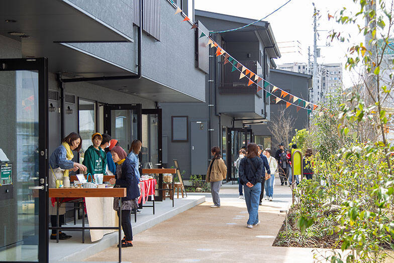 1階でカフェ経営、2階に住む。「賃貸の自宅でお店を開く」が話題のワケ。住宅地をおもしろくする「なりわい賃貸」とは