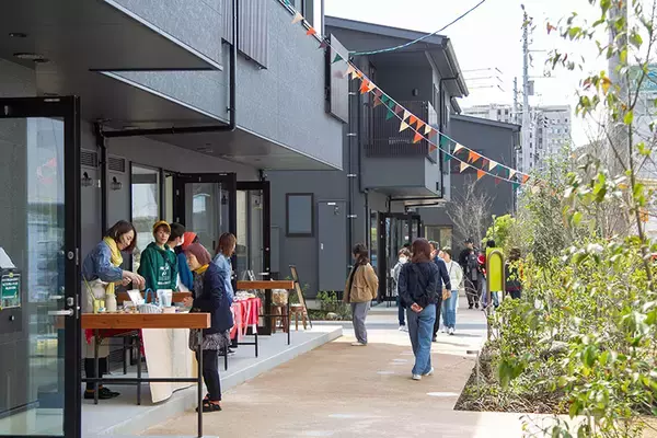 「1階でカフェ経営、2階に住む。「賃貸の自宅でお店を開く」が話題のワケ。住宅地をおもしろくする「なりわい賃貸」とは」の画像