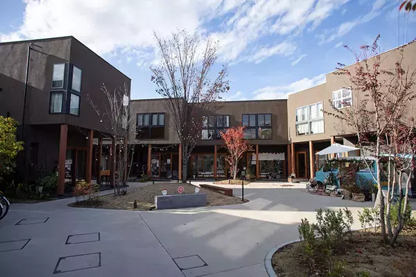 「1階でカフェ経営、2階に住む。「賃貸の自宅でお店を開く」が話題のワケ。住宅地をおもしろくする「なりわい賃貸」とは」の画像