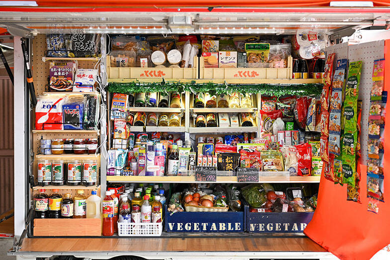 移動スーパーが高齢者の「見守り以上、介護未満」担うインフラに。10年で13倍に拡大、週2回の会話で詐欺防止も　とくし丸