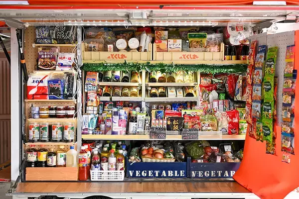 「移動スーパーが高齢者の「見守り以上、介護未満」担うインフラに。10年で13倍に拡大、週2回の会話で詐欺防止も　とくし丸」の画像