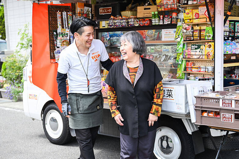 移動スーパーが高齢者の「見守り以上、介護未満」担うインフラに。10年で13倍に拡大、週2回の会話で詐欺防止も　とくし丸