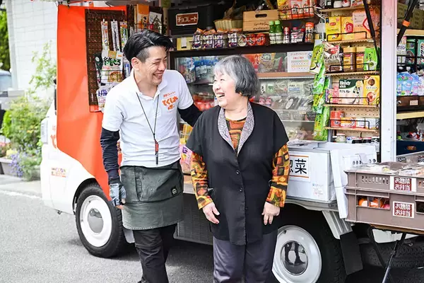 「移動スーパーが高齢者の「見守り以上、介護未満」担うインフラに。10年で13倍に拡大、週2回の会話で詐欺防止も　とくし丸」の画像