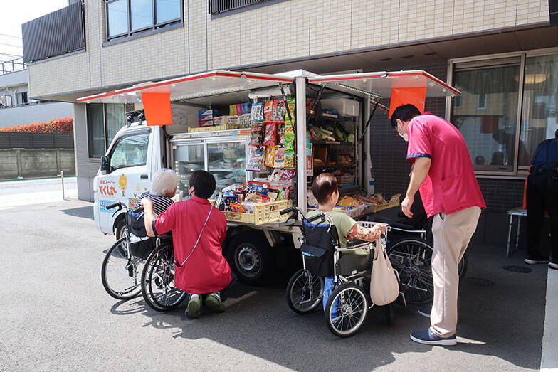 移動スーパーが高齢者の「見守り以上、介護未満」担うインフラに。10年で13倍に拡大、週2回の会話で詐欺防止も　とくし丸