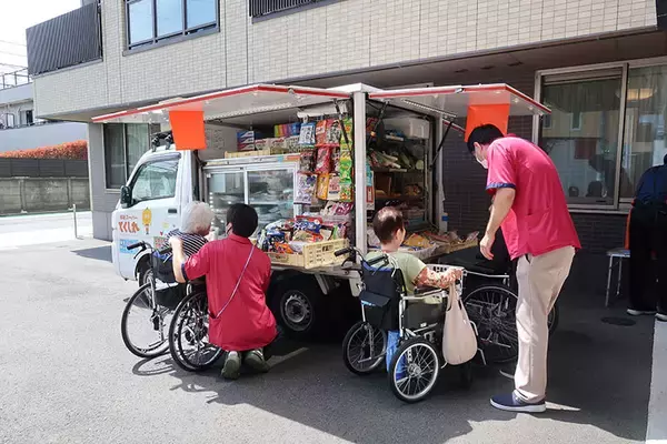 「移動スーパーが高齢者の「見守り以上、介護未満」担うインフラに。10年で13倍に拡大、週2回の会話で詐欺防止も　とくし丸」の画像