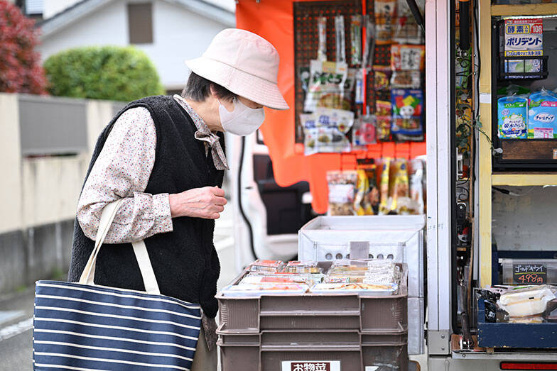 移動スーパーが高齢者の「見守り以上、介護未満」担うインフラに。10年で13倍に拡大、週2回の会話で詐欺防止も　とくし丸