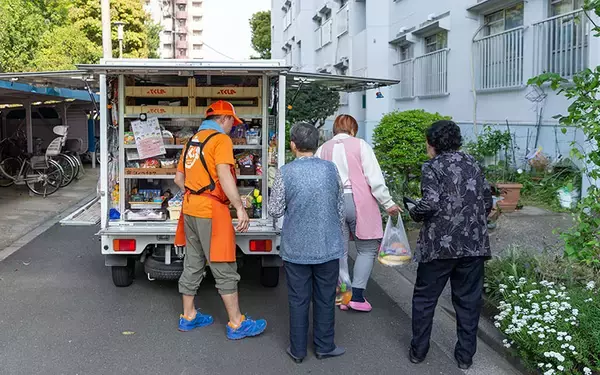 「移動スーパーが高齢者の「見守り以上、介護未満」担うインフラに。10年で13倍に拡大、週2回の会話で詐欺防止も　とくし丸」の画像