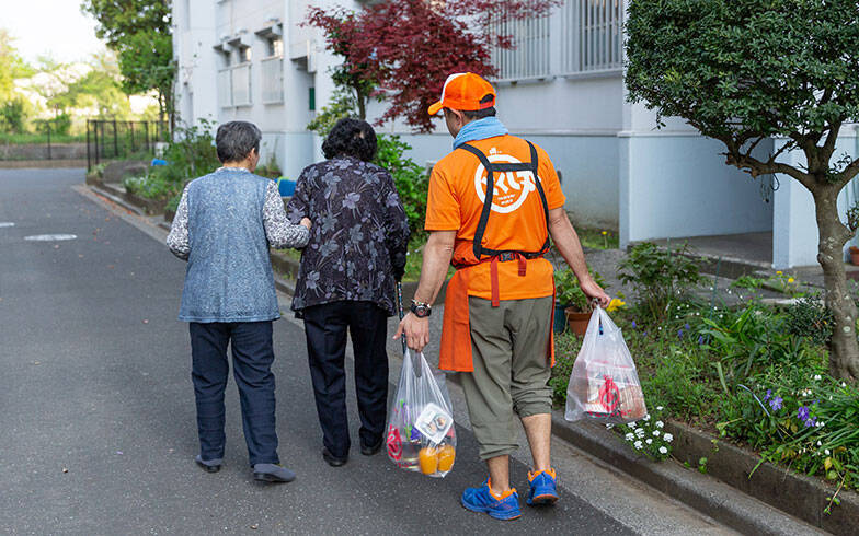 移動スーパーが高齢者の「見守り以上、介護未満」担うインフラに。10年で13倍に拡大、週2回の会話で詐欺防止も　とくし丸