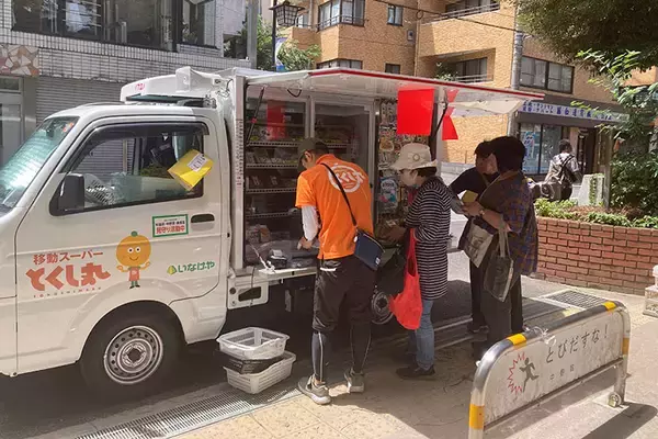 「移動スーパーが高齢者の「見守り以上、介護未満」担うインフラに。10年で13倍に拡大、週2回の会話で詐欺防止も　とくし丸」の画像