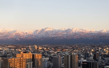 NYタイムズ選出「行くべき場所」富山市は、”なにもない日常”が究極すぎる街。きときとな魚に野菜、立山を望む街並み…当たり前レベルの高さに迫る