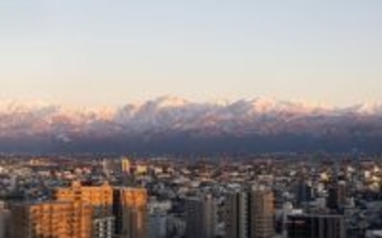 NYタイムズ選出「行くべき場所」富山市は、”なにもない日常”が究極すぎる街。きときとな魚に野菜、立山を望む街並み…当たり前レベルの高さに迫る