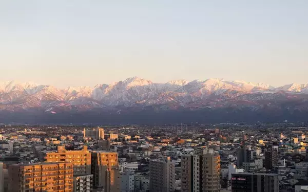 「NYタイムズ選出「行くべき場所」富山市は、”なにもない日常”が究極すぎる街。きときとな魚に野菜、立山を望む街並み…当たり前レベルの高さに迫る」の画像