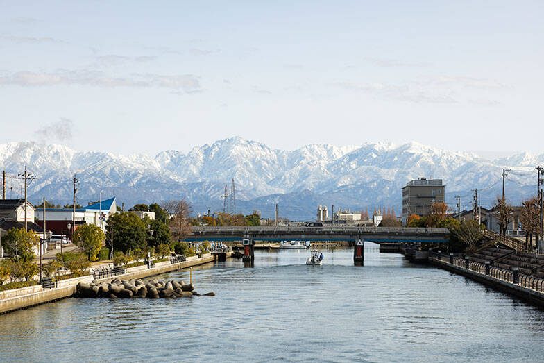 NYタイムズ選出「行くべき場所」富山市は、”なにもない日常”が究極すぎる街。きときとな魚に野菜、立山を望む街並み…当たり前レベルの高さに迫る