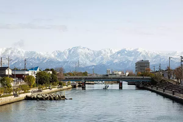 「NYタイムズ選出「行くべき場所」富山市は、”なにもない日常”が究極すぎる街。きときとな魚に野菜、立山を望む街並み…当たり前レベルの高さに迫る」の画像