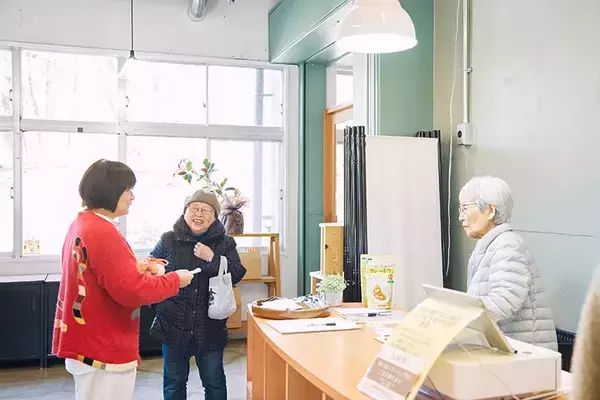 「入居者7割が「単身女性」。元小学校を改修した“看取りまでできる”高齢者向け住宅（ペット可）の全貌　「那須まちづくり広場」」の画像