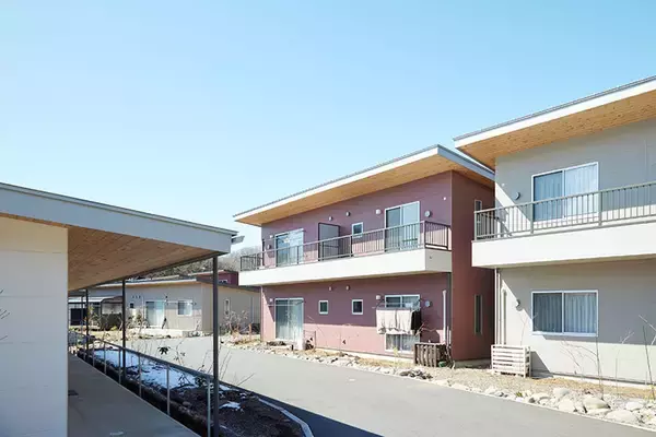 「入居者7割が「単身女性」。元小学校を改修した“看取りまでできる”高齢者向け住宅（ペット可）の全貌　「那須まちづくり広場」」の画像