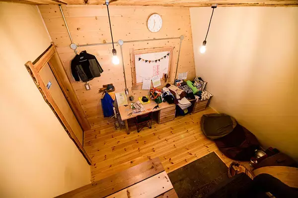 「タイニーハウスに一家4人で暮らし、エゾシカを狩る。ハンター兼大工の長谷耕平さんの日常　北海道池田町」の画像