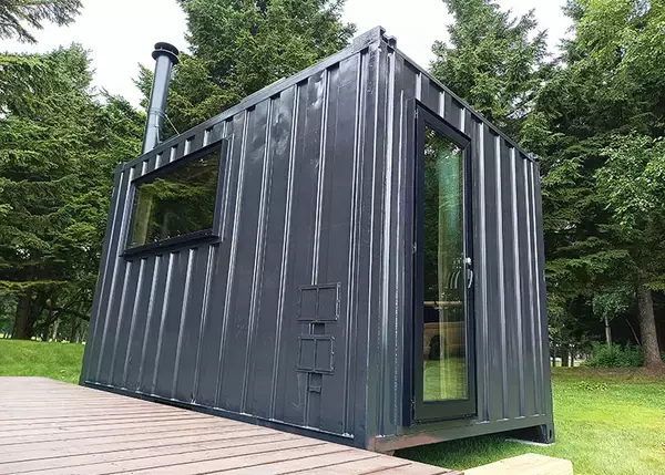 「タイニーハウスに一家4人で暮らし、エゾシカを狩る。ハンター兼大工の長谷耕平さんの日常　北海道池田町」の画像