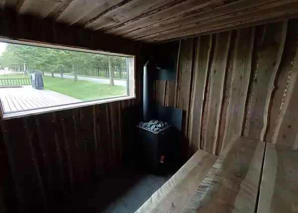 「タイニーハウスに一家4人で暮らし、エゾシカを狩る。ハンター兼大工の長谷耕平さんの日常　北海道池田町」の画像